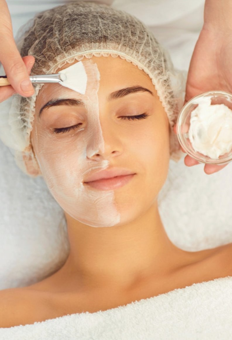 Wirkstoffmaske wird sorgfältig aufgetragen