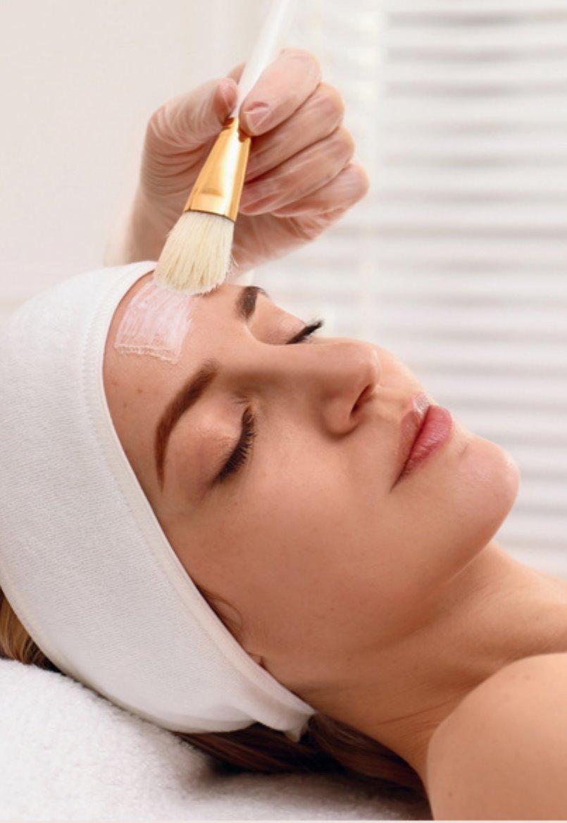 Peeling wird mit dem Pinsel aufgetragen