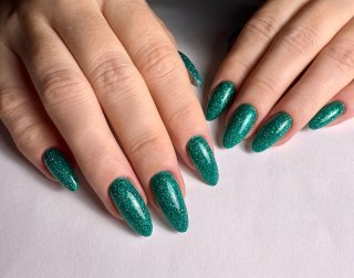Gel Nails: fertig modellierte Nägel in glänzendem Grün