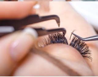 Lash Extensions: Wimpernverlängerung wird mit der Pinzette angebracht